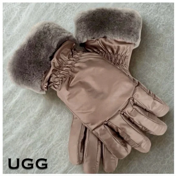 UGG® Fontanne Smart Genuine Shearling Trim
Gloves S/M - Picture 8 of 8